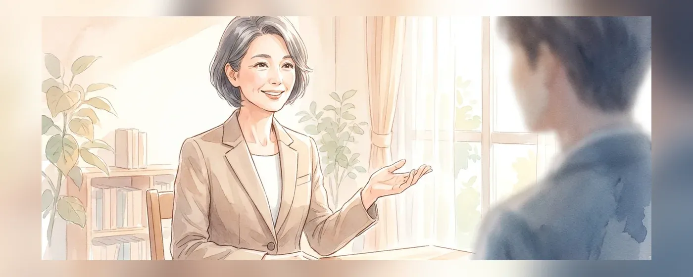 面接官に向かって笑顔で話す50代女性
