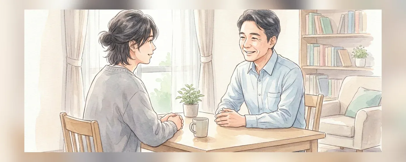 明るい相談室で相談員と対面して話す若者