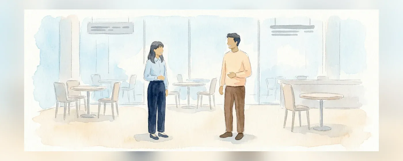 カフェで外国人客と笑顔で話す日本人スタッフ