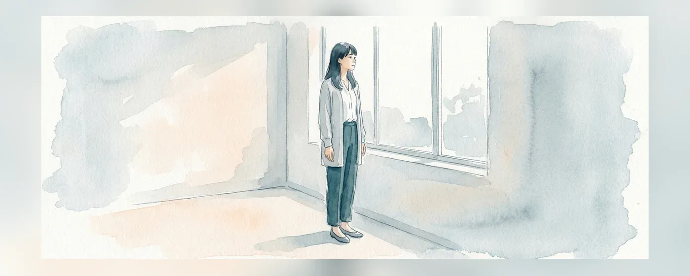 窓の外を見つめながら考え事をする女性