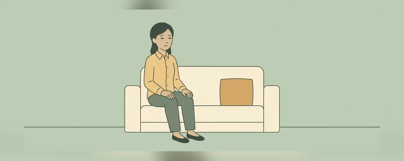 ソファに座って考え事をする女性